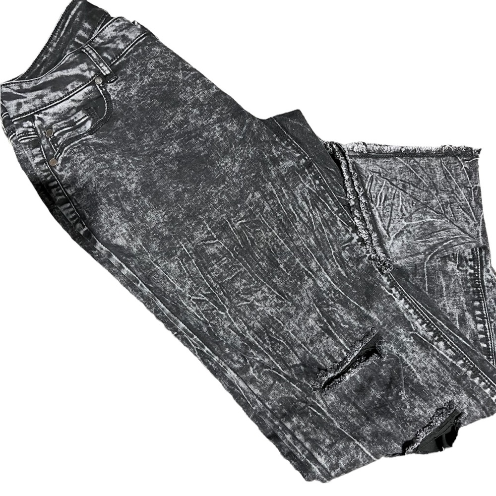 Black acid wash wide leg jeans. Size 6 brand new, never worn.